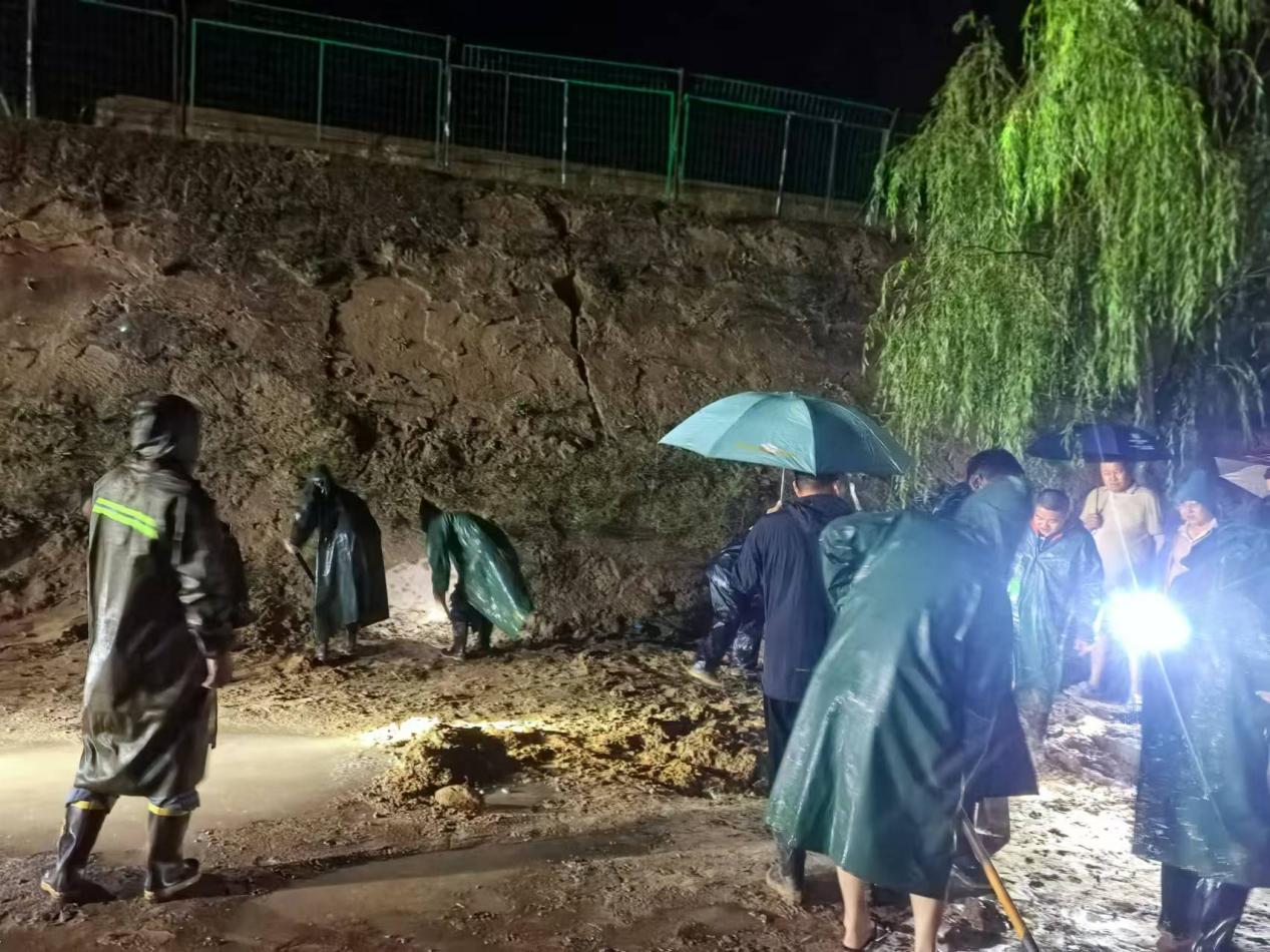 油氣工程公司王渠則站組織全員“戰暴雨、搶排險、保安全”.jpg